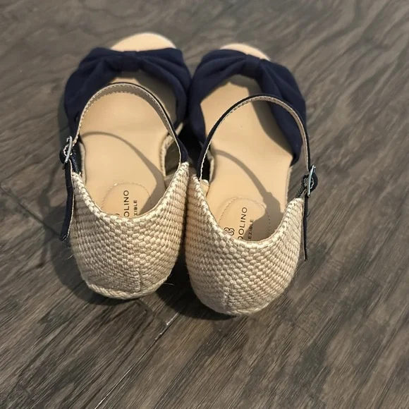 Bandolino Strap Bow Sandals - Picture 3 of 4